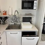 Modern Getaway For Two Διαμέρισμα *