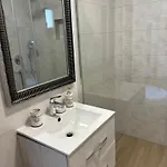 Modern Getaway For Two Διαμέρισμα *