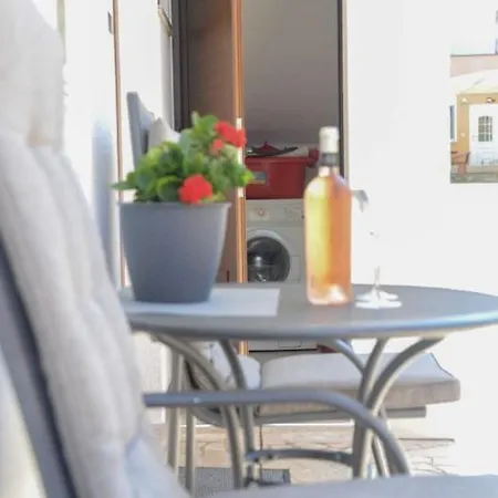 Modern Getaway For Two 公寓 罗维尼