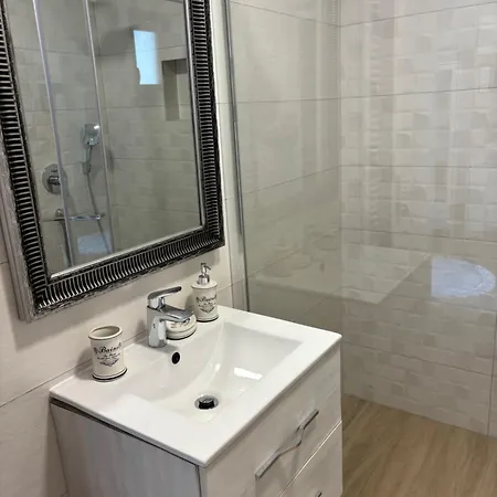 Modern Getaway For Two 公寓 *