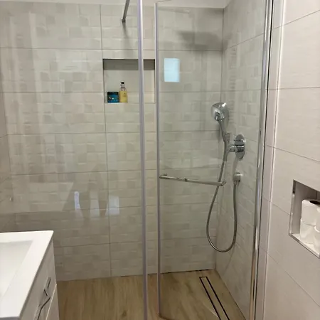 Modern Getaway For Two 罗维尼