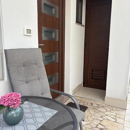 Modern Getaway For Two 罗维尼