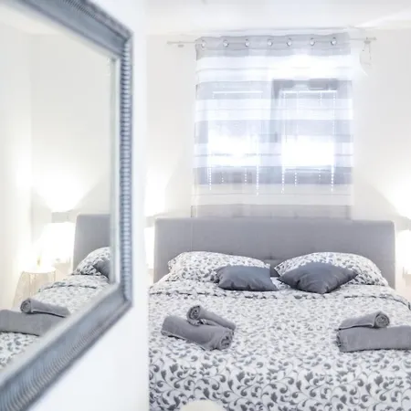 Modern Getaway For Two Apartment