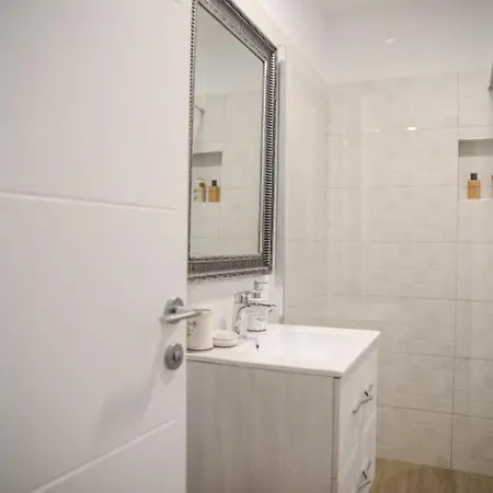 Modern Getaway For Two Διαμέρισμα