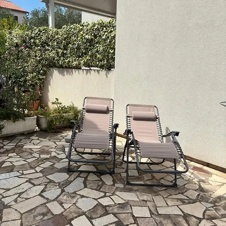 Modern Getaway For Two דירה *